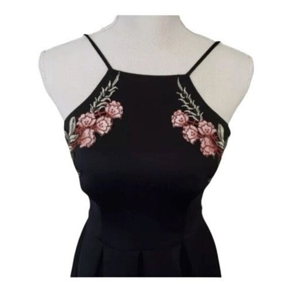 B.Darlin Fit & Flare Mini Dress Size 3/4 Black Red Floral Embroidered Open Back - Picture 6 of 10
